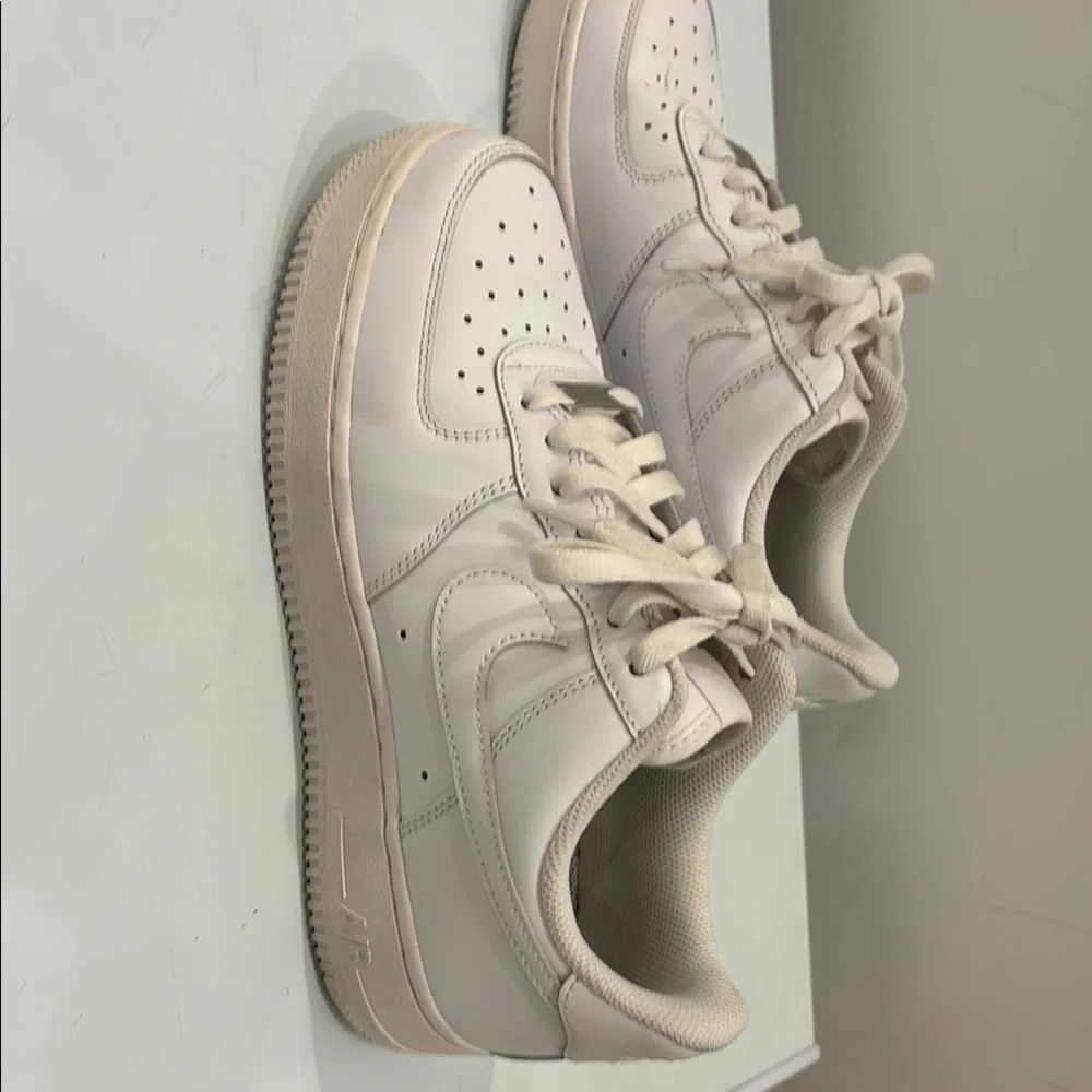 Nike Air Force 1 Women’s Triple White Sneakers 8.5 MINT CONDITION - Picture 4 of 9